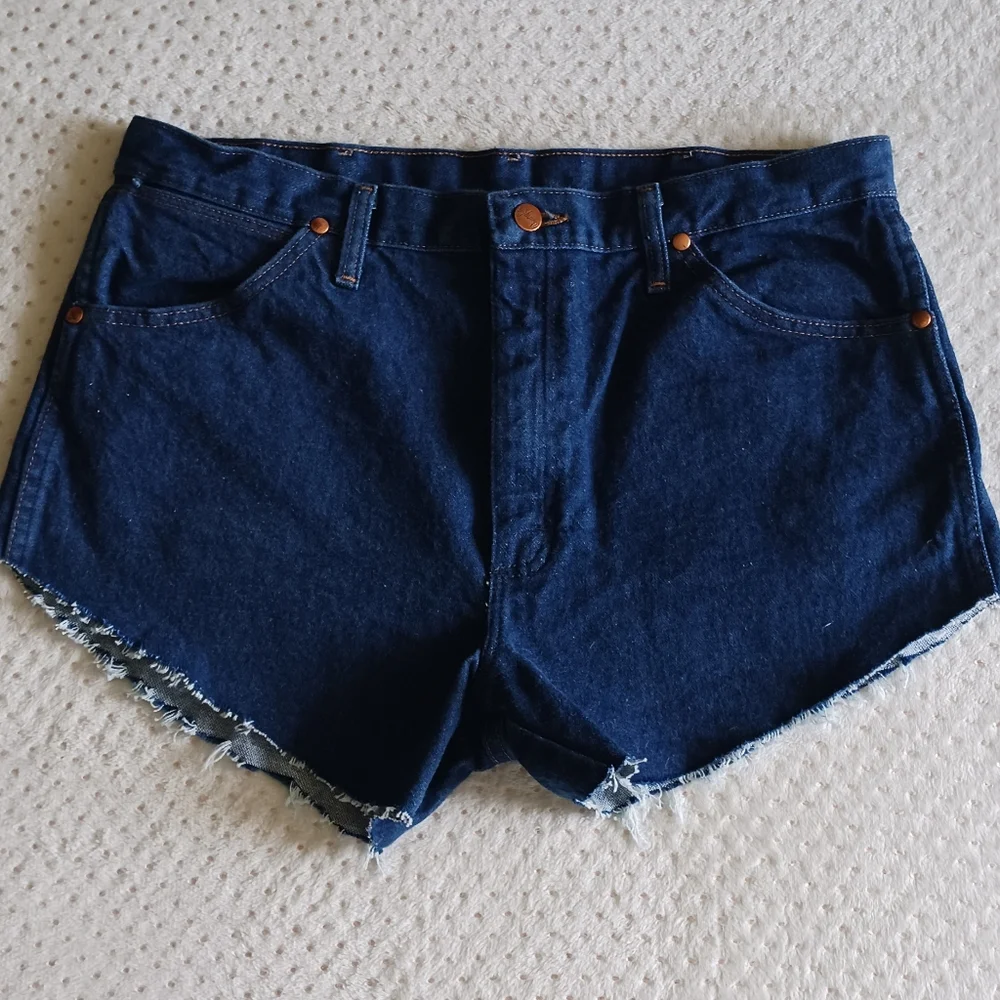 Vintage Wrangler High Waist Cut-Off Denim shorts - Picture 2 of 13